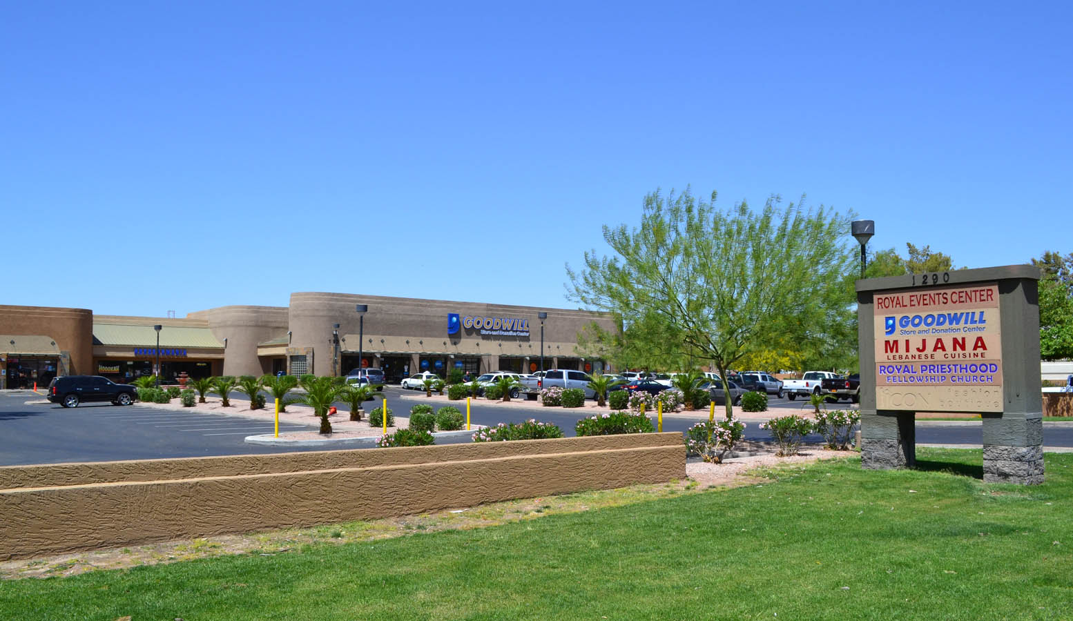 R&G commercial real estate retail leasing at 1290 N Scottsdale Rd, Tempe, AZ. Property photo at Rio Salado Courtyard